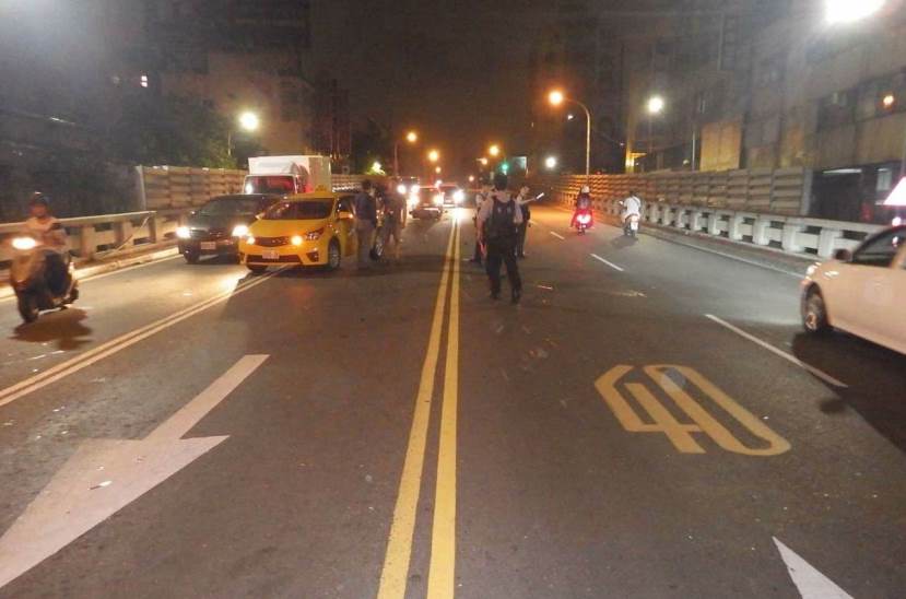 三民區大順路橋上重機倒地向前滑行 滑到對向撞上計程車