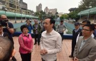 朱立倫市長視察中和積穗國小與自強游泳池 期許老舊空間活化再利用