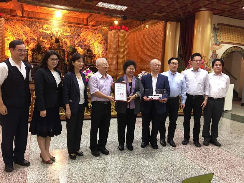 高雄關帝廟捐贈到宅沐浴車 陳菊：減輕照顧者負擔也讓長輩輕鬆沐浴