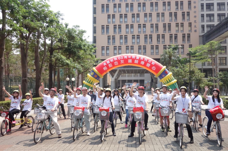高雄醫學大學醫院創院一甲子 善盡社會責任 相挺血友 30鐵騎送愛心餐給社區老人