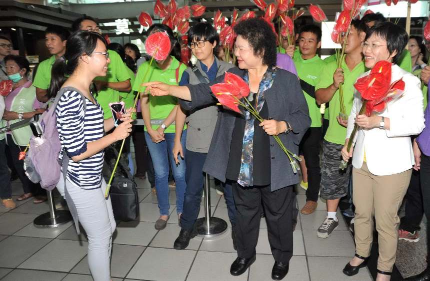 高雄市長陳菊對辛勞母親表達敬意 左營高鐵站發送火鶴傳愛