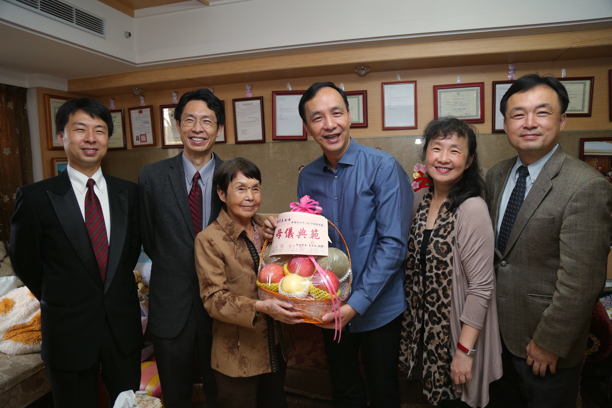 親愛的歐陽奶奶─張常美育子有成 朱立倫親訪道賀邀全家參加模範母親表揚共享榮耀
