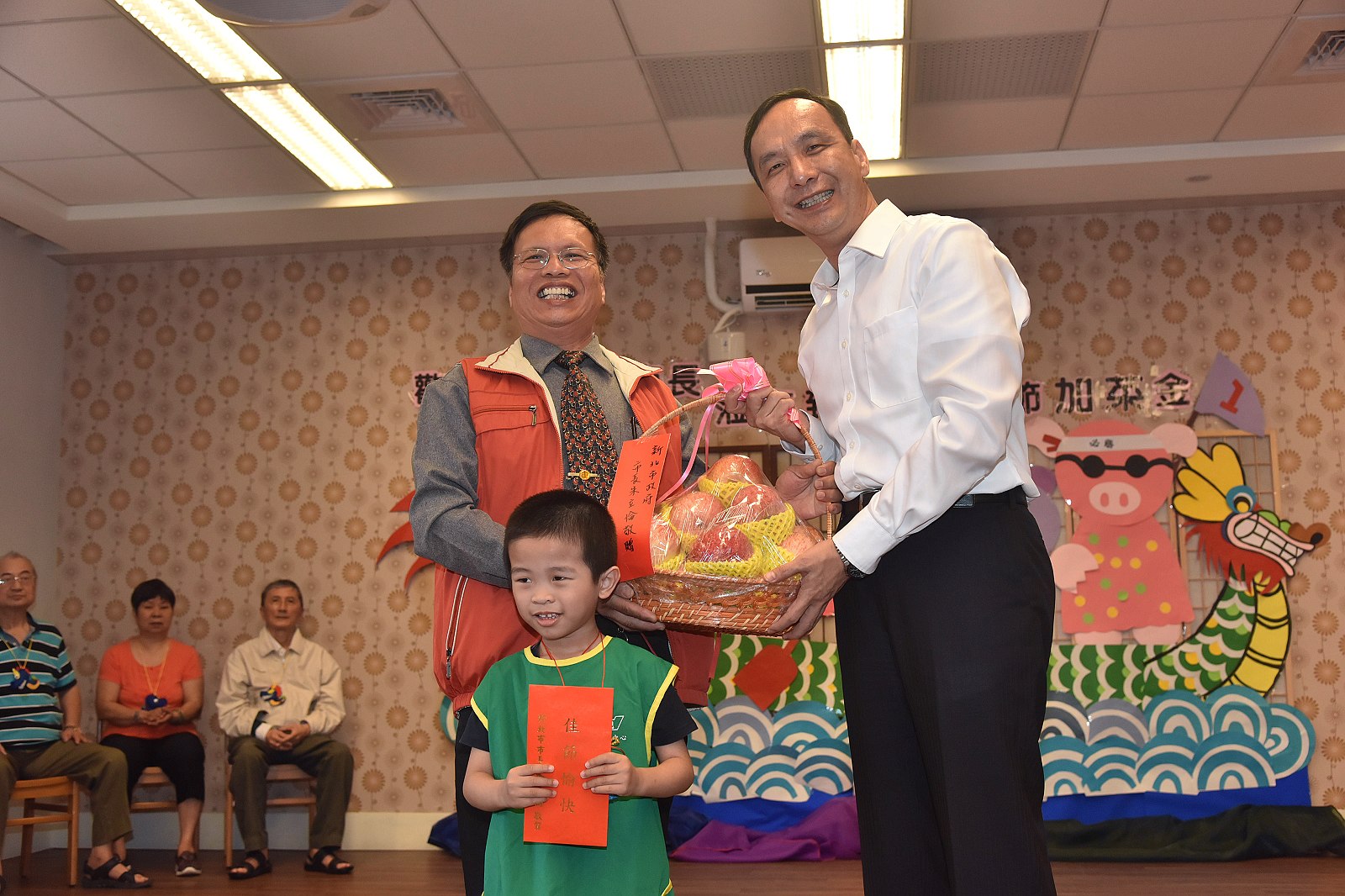 朱立倫訪視三重社會福利大樓 預祝端午佳節快樂