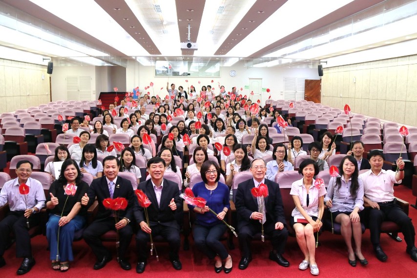 高雄市議長康裕成、副議長蔡昌達贈送每位員工火鶴花 向偉大母親祝賀母親節快樂