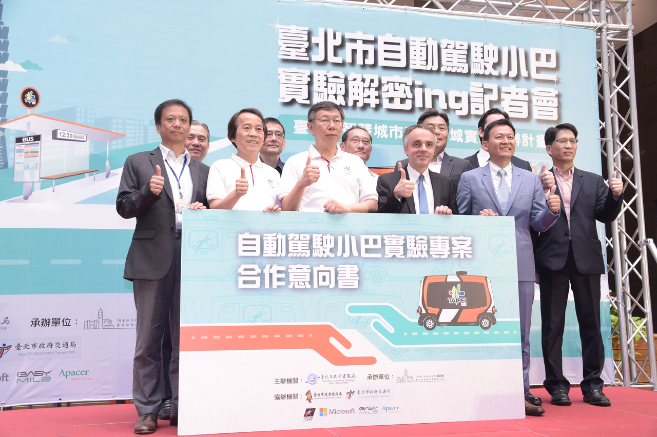 體驗無人駕駛小巴 柯文哲：市府會勇於創新、勇於接納新的事物