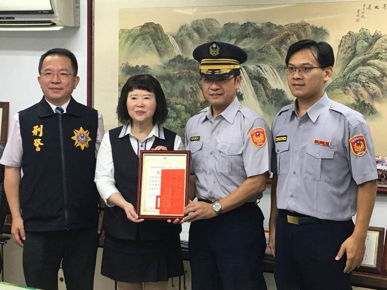 警民合作攔詐騙 三民一分局感謝華南銀行機警通報 頒發獎狀及禮卷