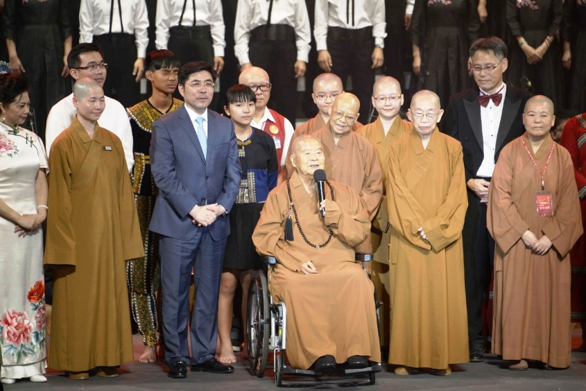 星雲大師現身「故鄉的雲」獻禮音樂會 向大家致意 全場歡聲雷動