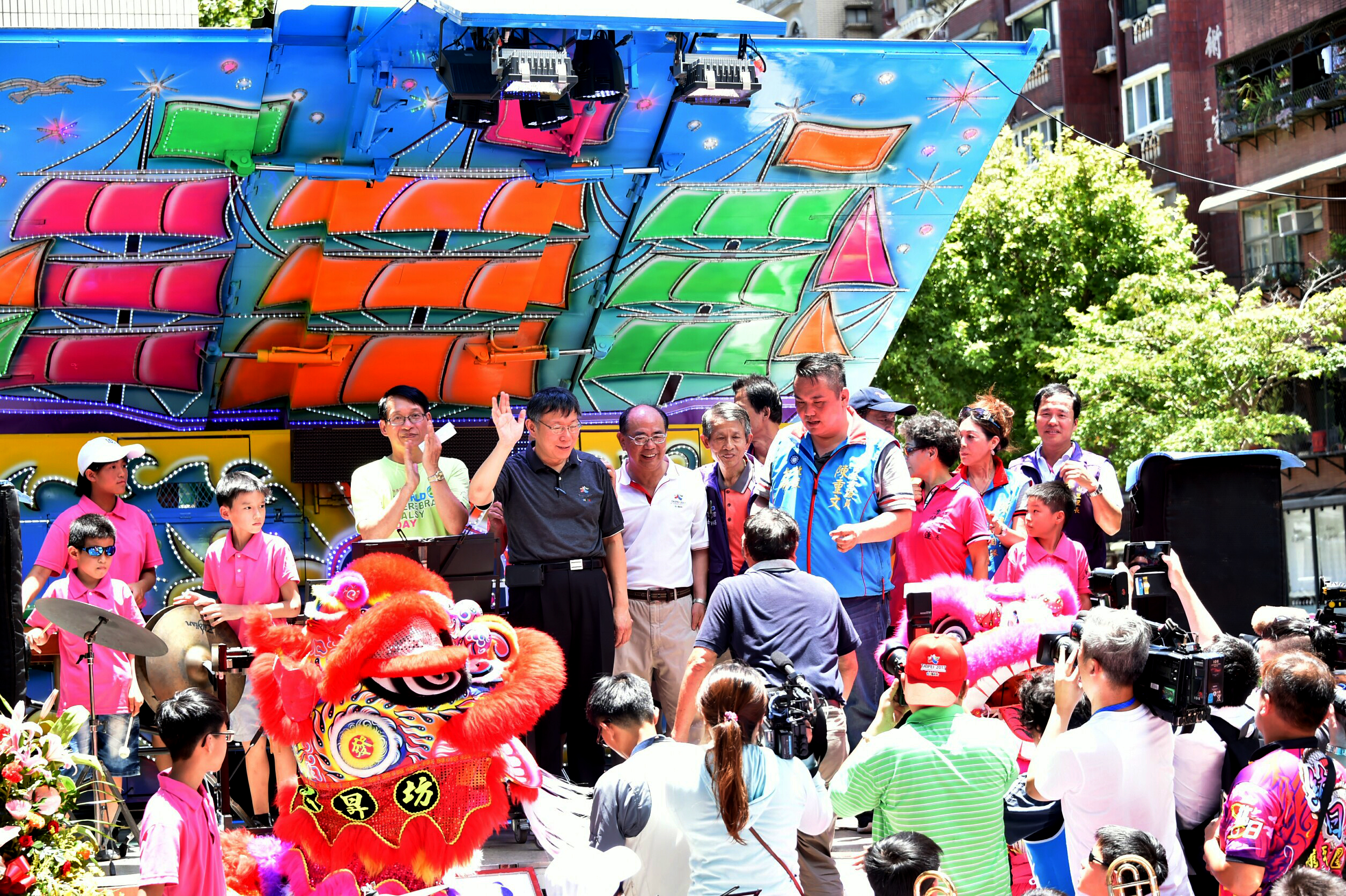 參加「天母有愛齊心做公益-愛心慈善園遊會」 柯文哲：鼓勵多辦慈善活動 幫助需要幫助的人