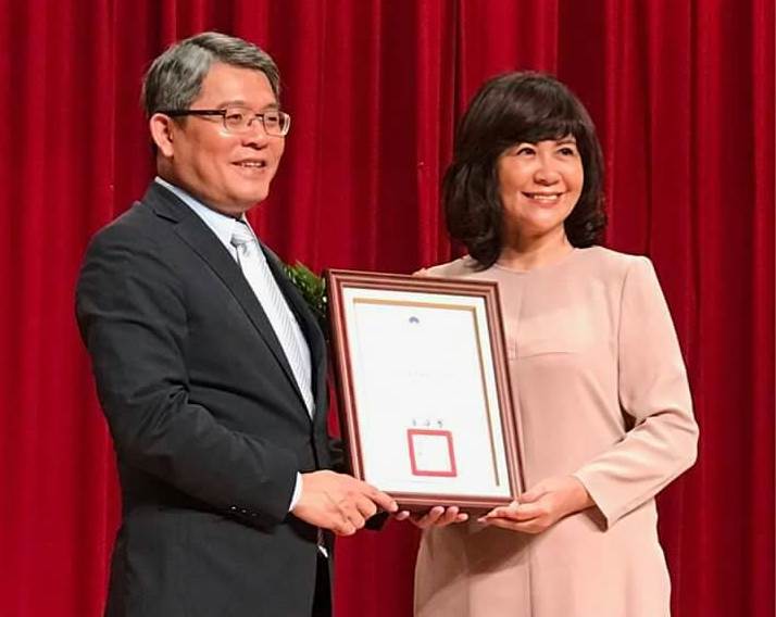 高雄市議員陸淑美榮獲內政部頒發資深績優專業獎章表揚