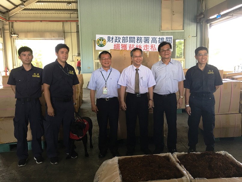 高雄市政府財政局會同財政部關務署高雄關查扣走私菸絲1萬4,824公斤