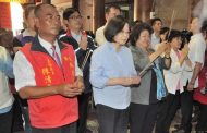總統蔡英文參拜燕巢天后宮 高雄市長陳菊陪同祈求國政順利