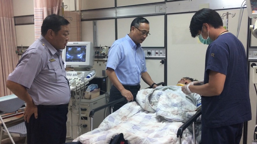 毒犯駕車闖紅燈撞傷十全所警員 高雄市警察局長陳家欽、分局長戴台捷到醫院慰問