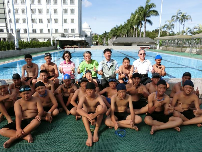 高雄市議會資源持續與社區分享  副議長蔡昌達代表議會歡迎學員一同做熱身操