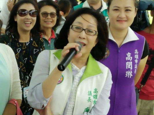 議長康裕成在輕軌車上問候乘客