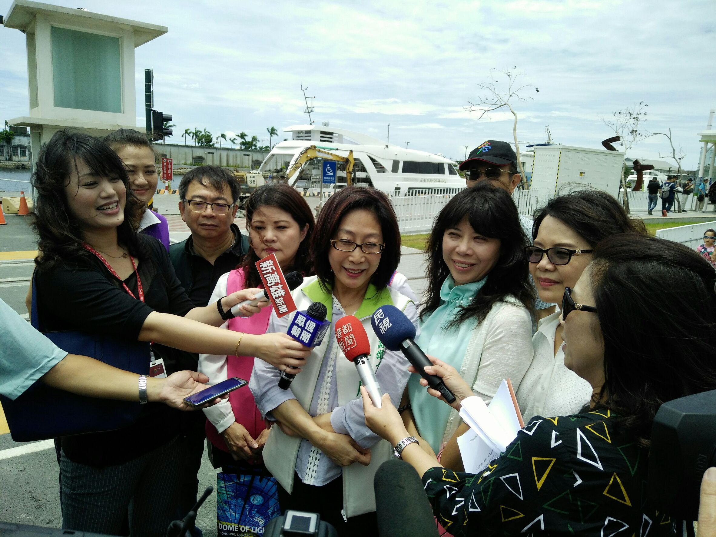 高雄市議長康裕成率交委會召集人陳玫娟等議員考察輕軌C8至C12站