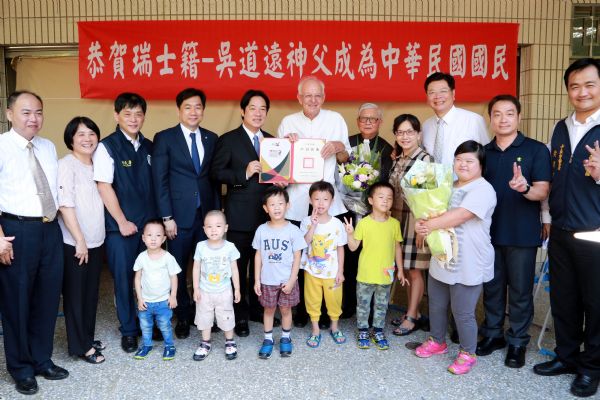 感謝瑞士籍吳道遠神父為推展身心障礙福利服務工作奉獻一生 賴清德市長特別親送國民身分證