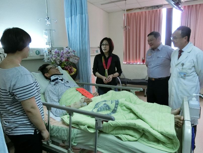 高雄市議長康裕成探視因公受傷的林大雄警員