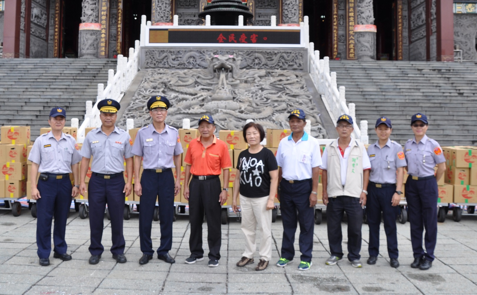 三民二分局長朱宗泰與保安宮董事長鄭武才散播愛心關懷獨居長輩、弱勢家庭
