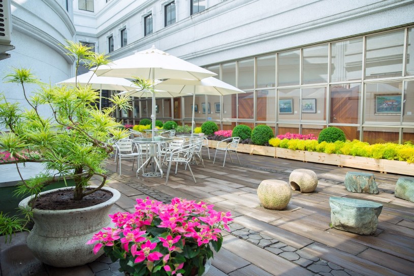 迎接定期大會 高雄市議會採用時節花卉妝點著綠帶廊道