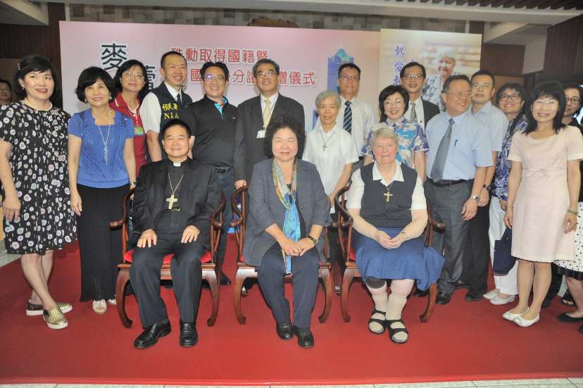 高雄市長陳菊感謝麥蕾修女無私奉獻 頒授身分證