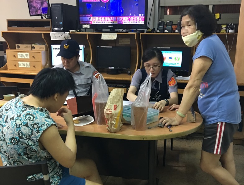 精障女受傷又迷路 三民一分局三民所副所長張永昇、警員黃郁筑包紮助返家