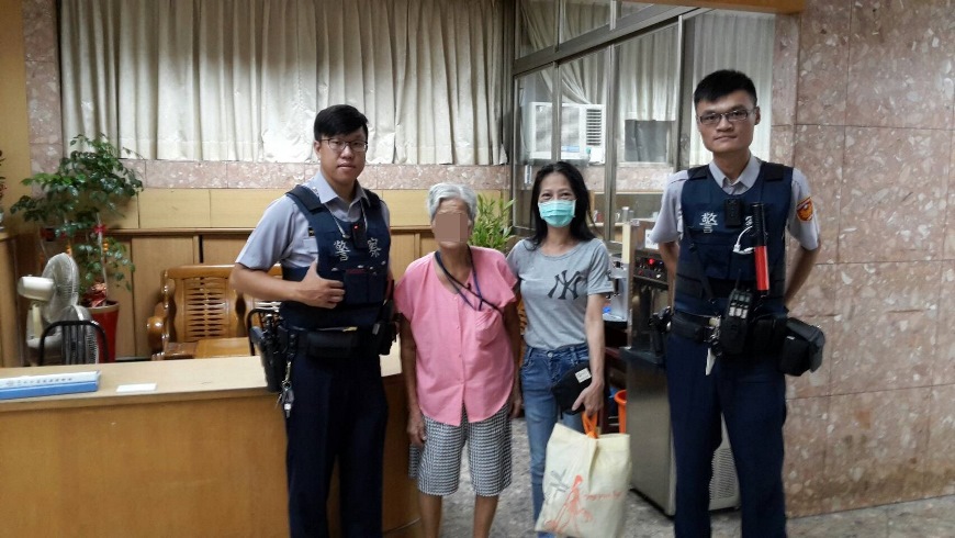 九旬老嫗深夜流落超商 三民第二分局覺民所巡邏員警機警發現助返家