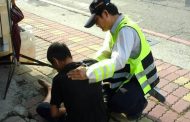 男子癲癇發作倒地抽蓄 三民二分局交通分隊小隊長張國松神救援