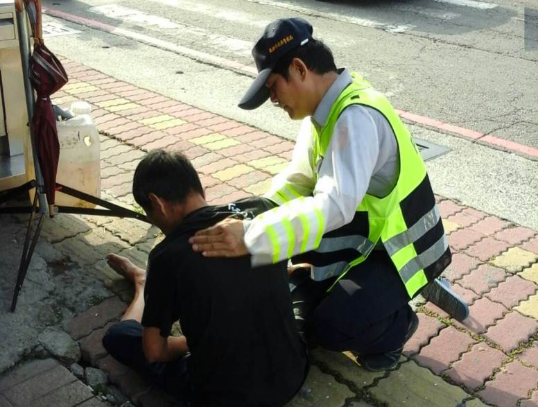 男子癲癇發作倒地抽蓄 三民二分局交通分隊小隊長張國松神救援
