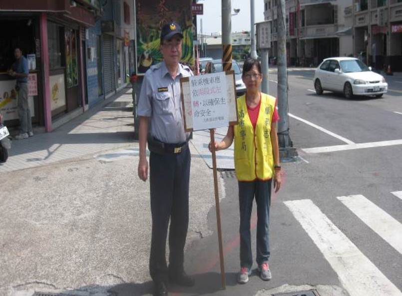 高雄市仁武分局長李金龍誠懇籲請務必遵守交通規則