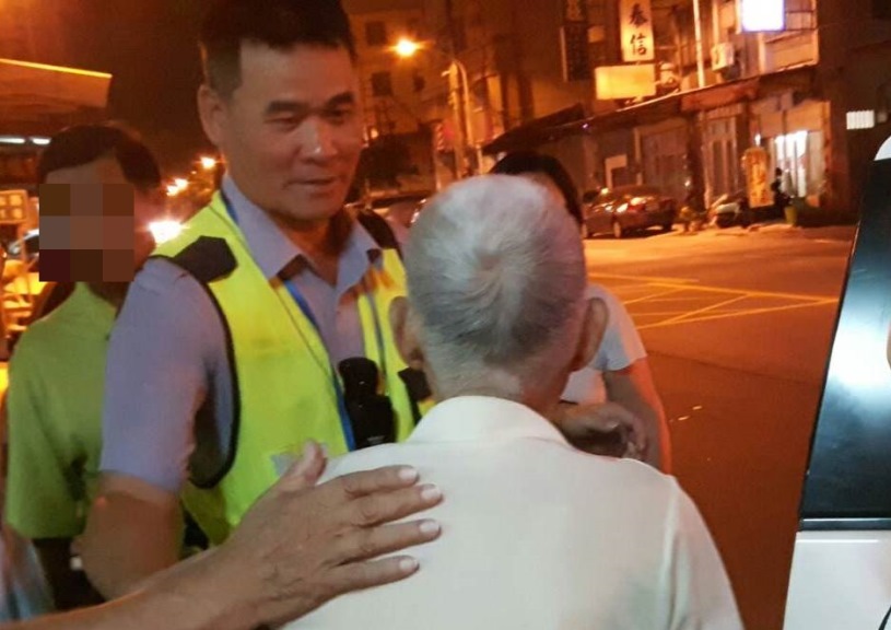 八旬翁晚上外出散步走失 岡山分局前峰所警地毯式搜尋