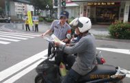 左營分局員警結合志工加強宣導交通安全及正確的行車觀念