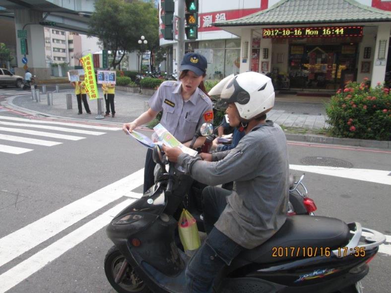 左營分局員警結合志工加強宣導交通安全及正確的行車觀念
