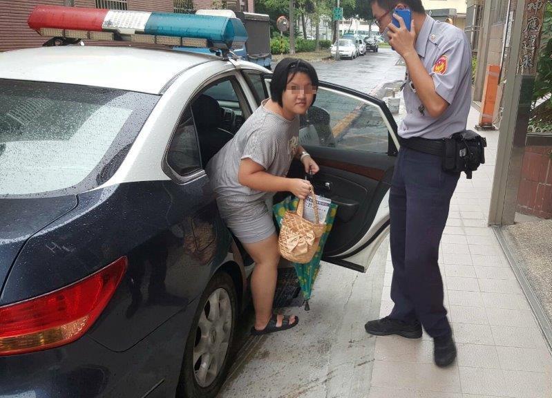 身障女孩迷路 左營分局文自派出所暖警送返家