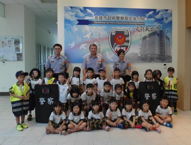 幼兒園師生參訪派出所 女警范詩函負責擔任導覽員