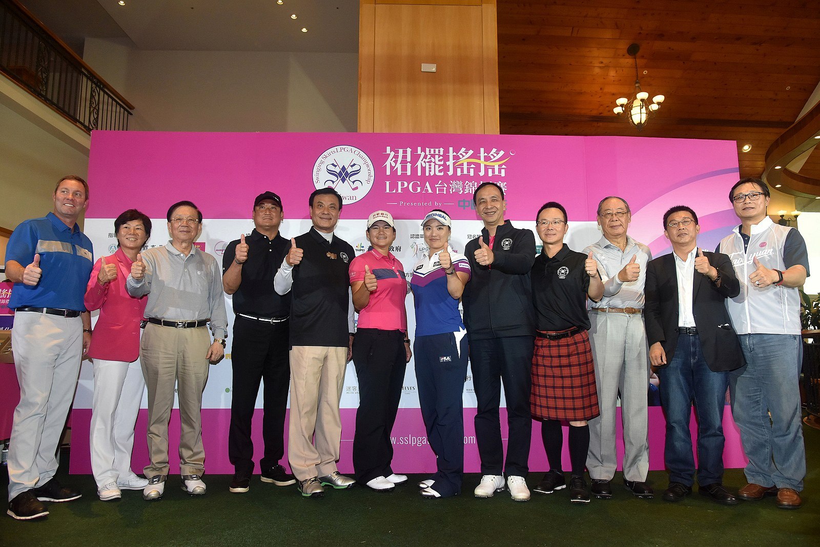 裙襬搖搖LPGA臺灣錦標賽開打 朱立倫為選手們加油打氣