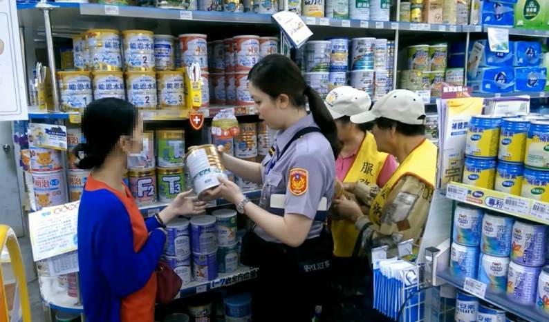 鹽埕分局七賢所警共盛舉發揮愛心關懷生活拮据少年「嬤」協助度難關