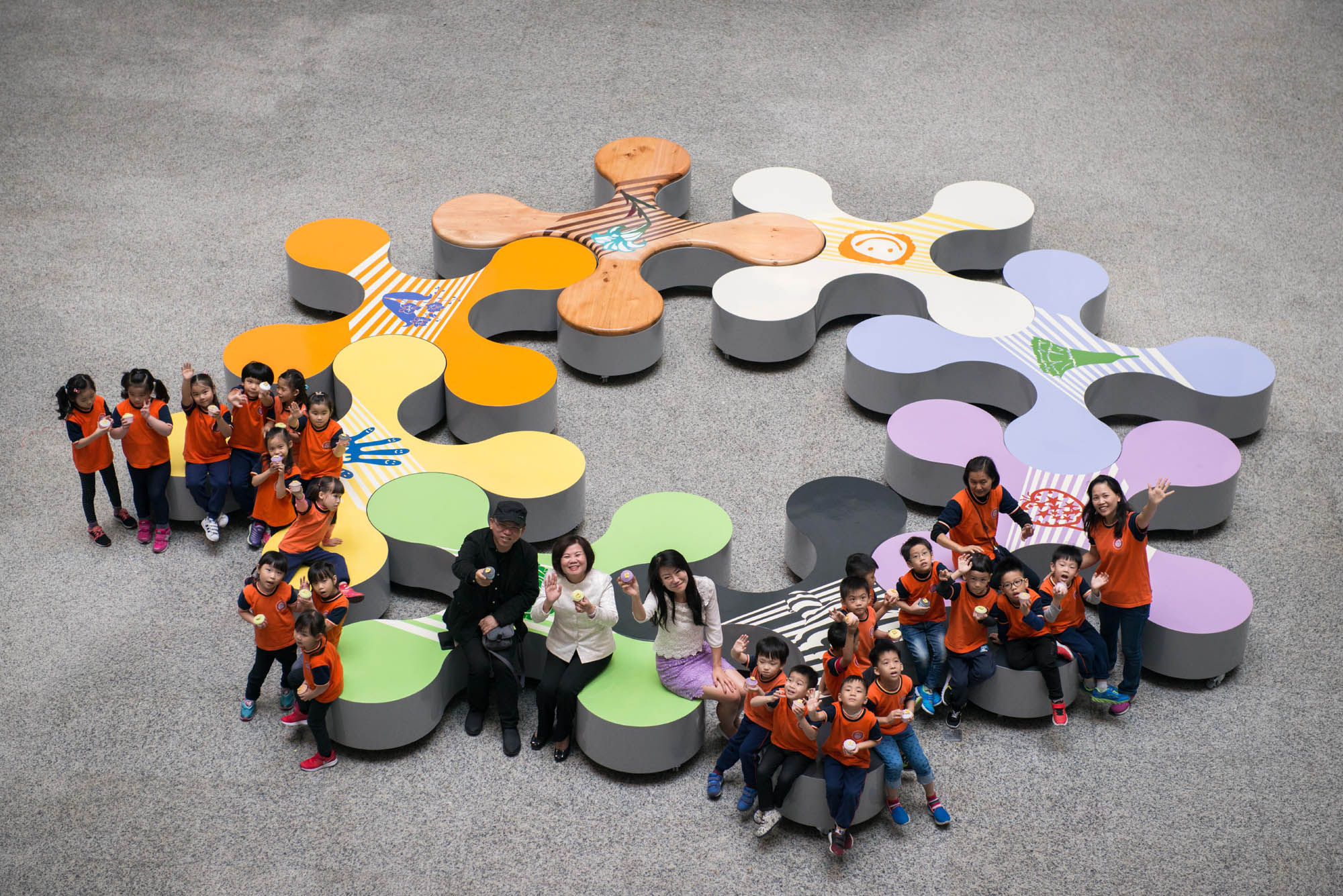 高雄市政府新添公共藝術「花開四季、鋼製馬纓丹四季盛開」歡迎市民賞花