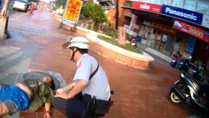 酒醉女昏睡路旁 左營分局啟文所警員林文治、何燕菁貼心送返家