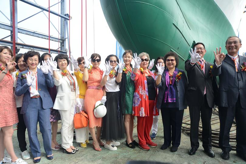 穩發漁貳號、穩發勝參號下水典禮 高雄市長陳菊應邀擲瓶慶賀