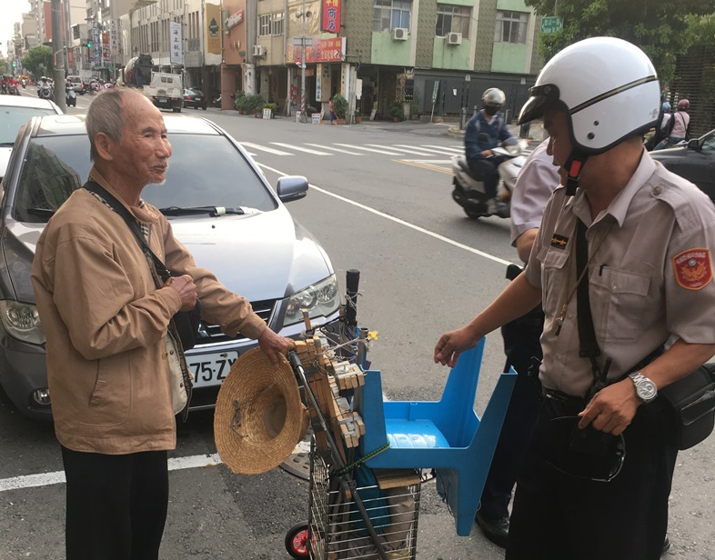 老翁迷航徘徊路口 鼓山分局新濱警 人臉辨識助返家