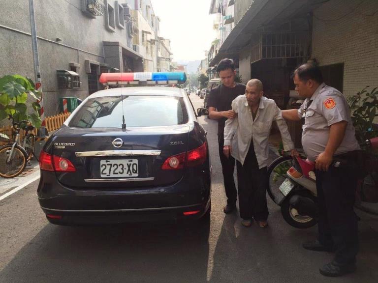 體弱獨居男子跌倒路遑 鼓山分局內惟所警護送返家