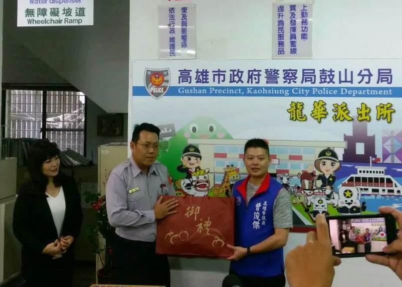高雄市議員陳美雅、曾俊傑赴鼓山分局龍華所致贈破案金嘉勉專案小組成員