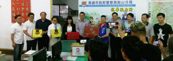 俊傑赴鼓山分局龍華所致贈破案金嘉勉專案小組成員