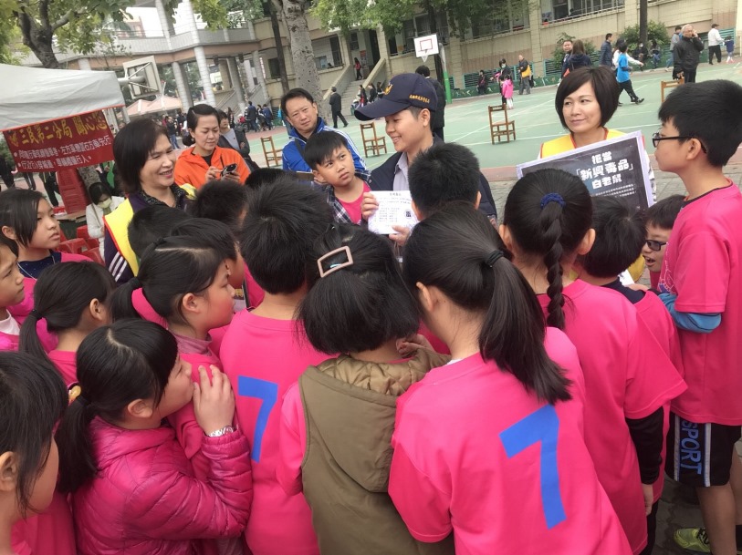 認識毒品危害 三民二分局覺民所警結合校慶宣導反毒守法觀念