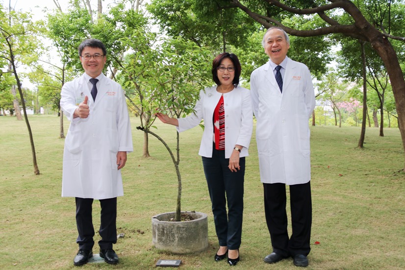 高雄市議長康裕種樹與多明尼加參議院首位女議長黎莎朵當鄰居