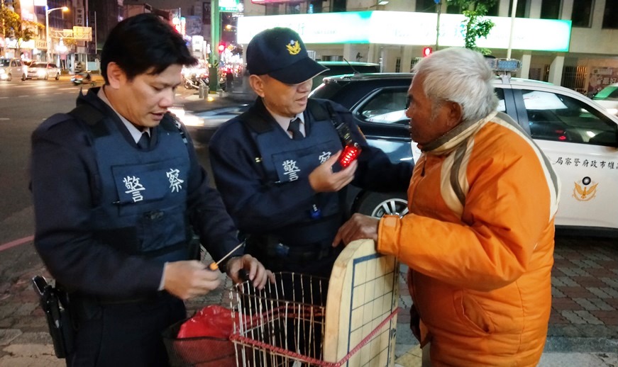 寒冬卻溫暖 三民一分局三民所長許志和自掏腰包替民眾安裝警示燈