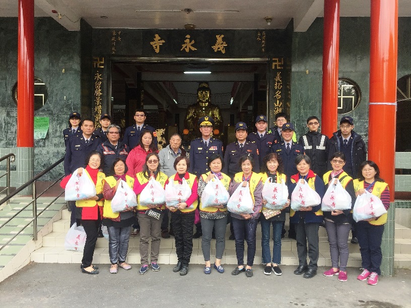 關懷弱勢家庭寒冬送暖 三民第二分局結合義永寺發送物資