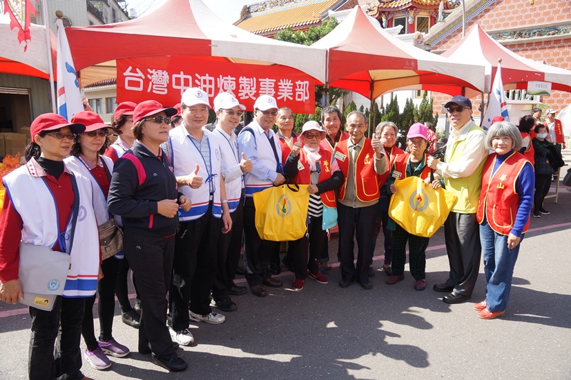 中油公司煉製事業部與楠梓區公所辦「愛在楠梓」寒冬送暖千人圍爐聯合濟助活動