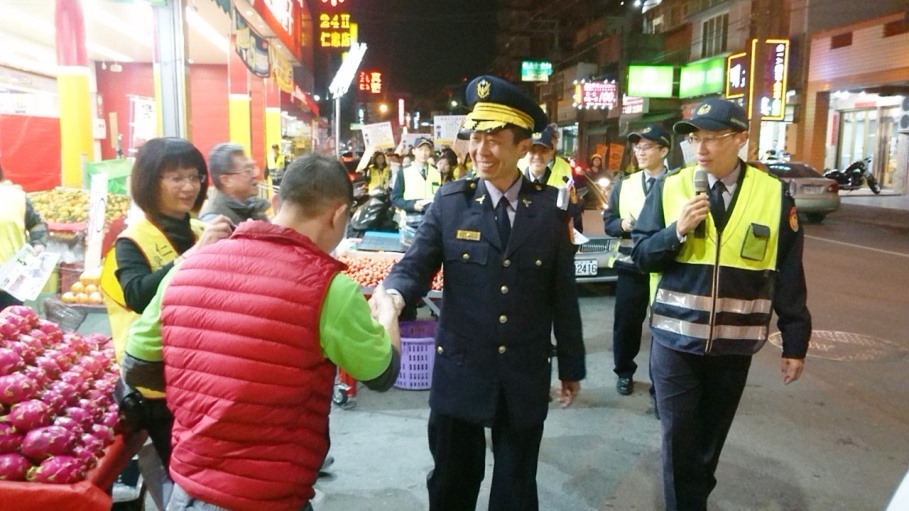 仁武分局長梁東山親自主持治安宣導 澄觀所舉辦大遊行與民眾近距離互動