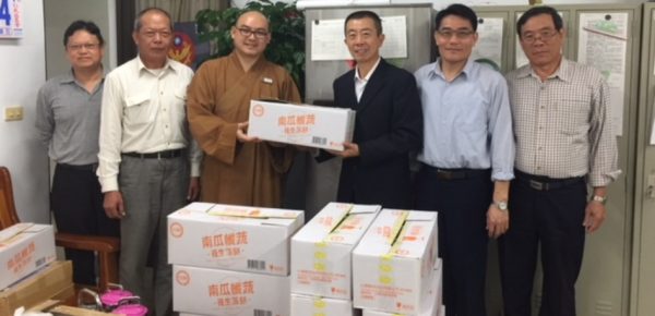 佛光山督監院書記慧澤法師致贈臘八粥 仁武分局長梁東山親自接待